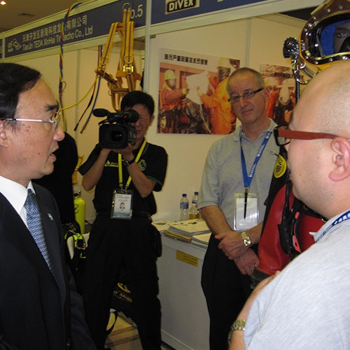 Mr. Weng Mengyong, Vice Minister for Transport, visits the stand