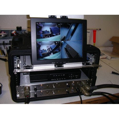 UWS-3510/Q 配有LED光的便携式彩色四视频系统